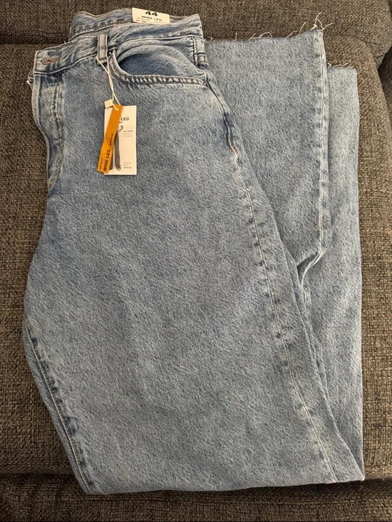 Women’s Light Wash Jeans - Classic Straight Fit - Picture 1 of 4